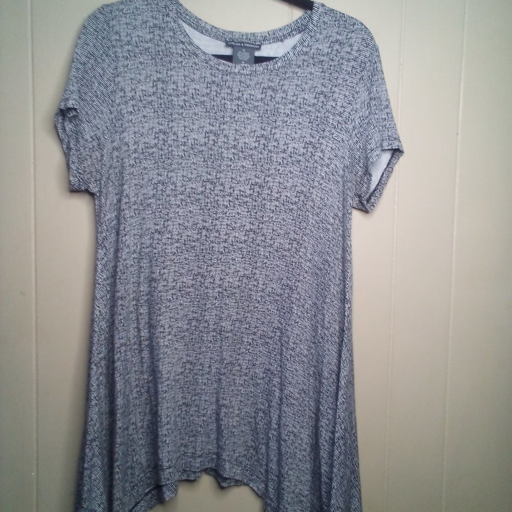 Chelsea & Theodore Blouse Tunic M Short Sleeve Asymmetrical Hem Black White